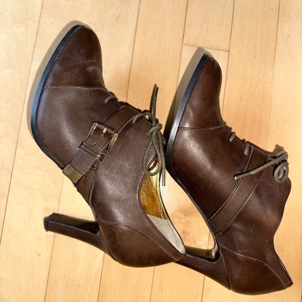Banana Republic Brown Tie/ buckle bootie, 6.5. GD983